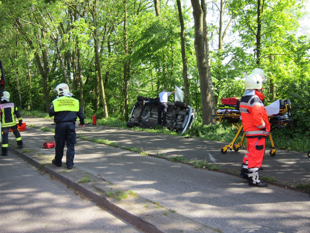 FW-GE: Verkehrsunfall mit zwei eingeklemmten Personen