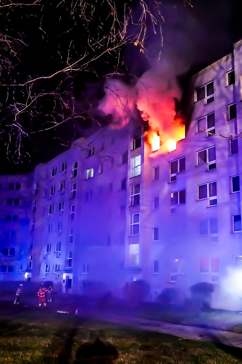 FW Dresden: Ein Verletzter und massiver Gebäudeschaden nach Wohnungsbrand