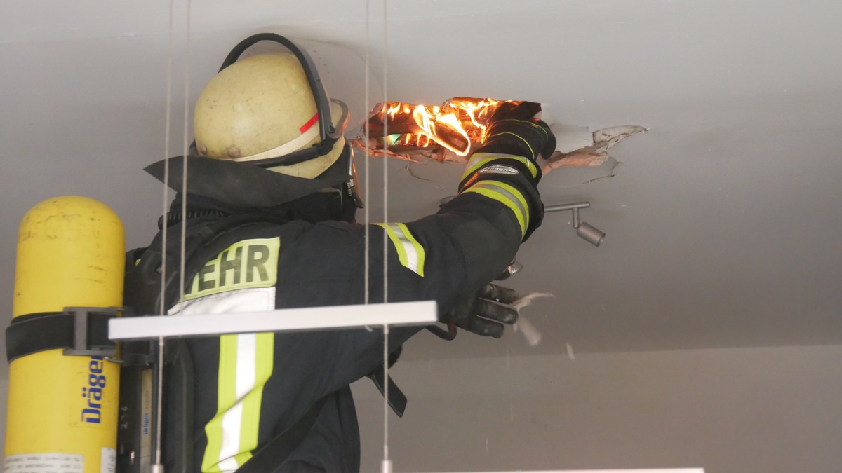 FW Celle: Feuer in Decke