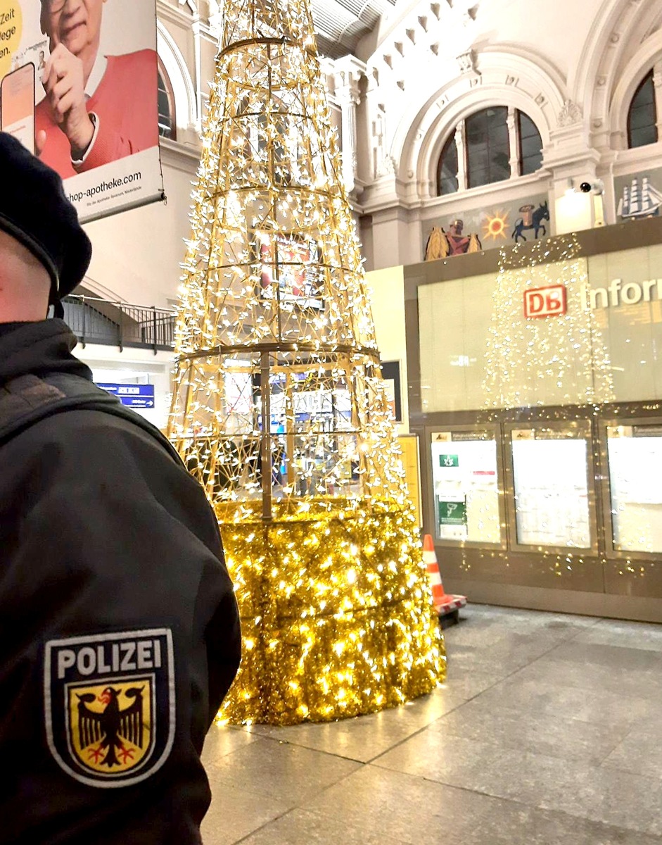 BPOL-HB: Weihnachtsbaum und Bundespolizei waren für aggressiven Bremer nicht zu überwinden