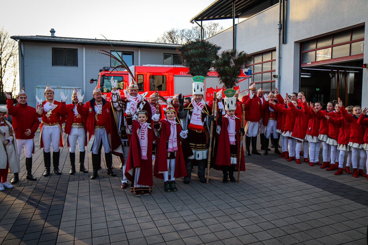 FW-GL: Dreimol &quot;Gläbbisch Alaaf&quot; op de Füürwaach Bergisch Gladbacher Dreigestirne zu Gast bei der Feuerwehr