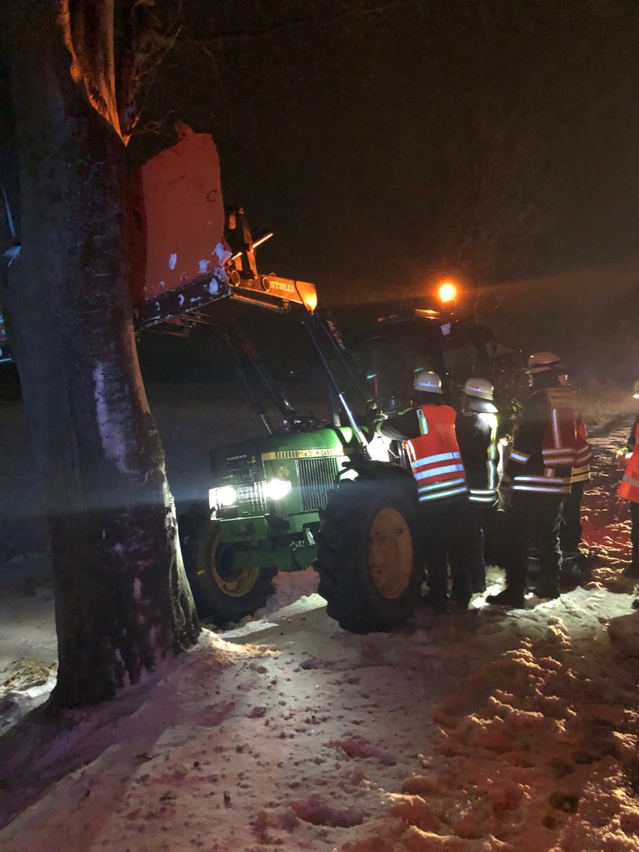 POL-AC: Traktor von der Straße gedrückt