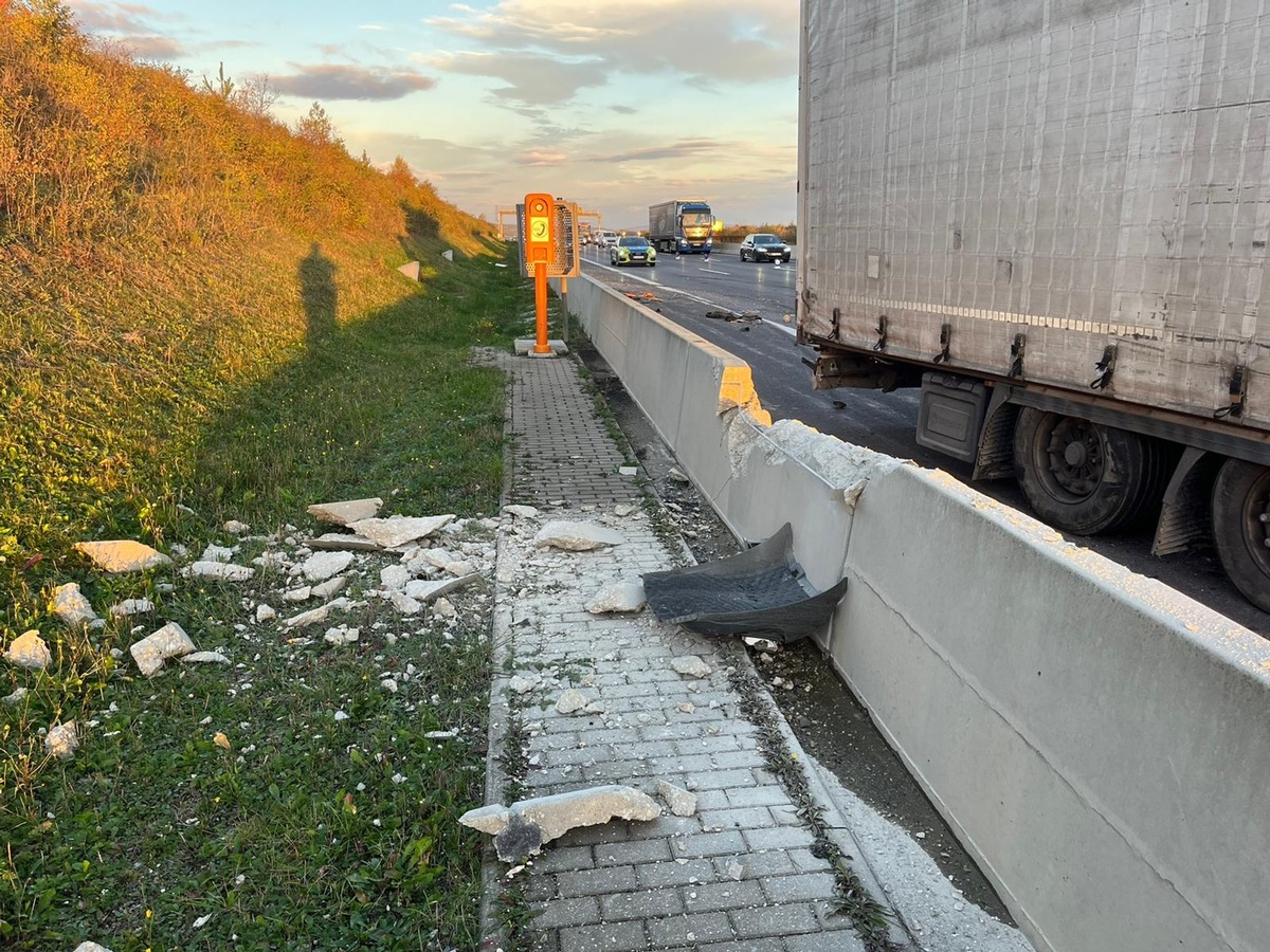 API-TH: Sattelzug kommt auf A 4 bei Bucha von der Fahrbahn ab!