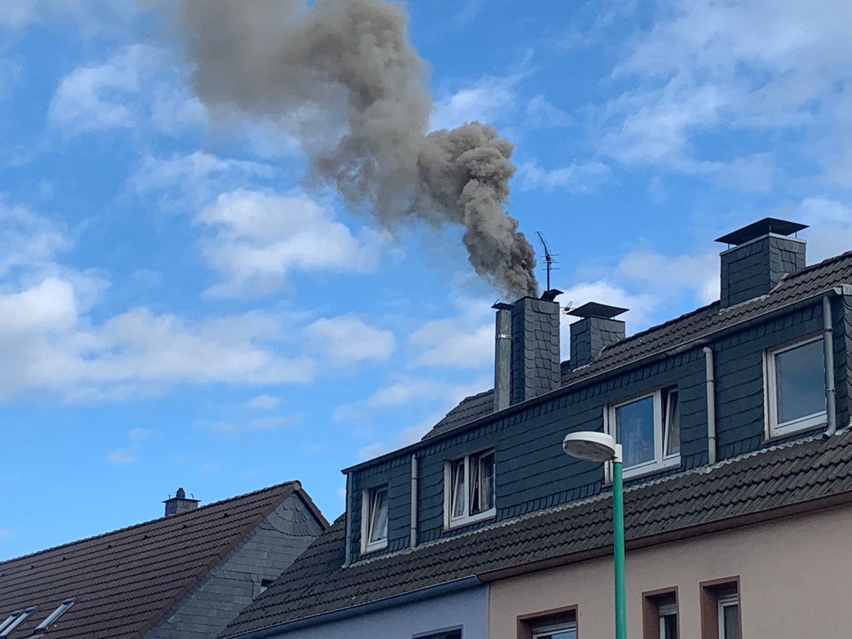 FW-Velbert: Kaminbrand beschäftigt Feuerwehr über Stunden