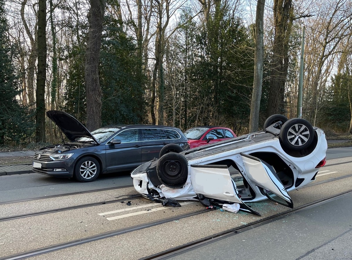 POL-BO: Verkehrsunfall mit vier Leichtverletzten - Pkw bleibt auf dem Dach liegen