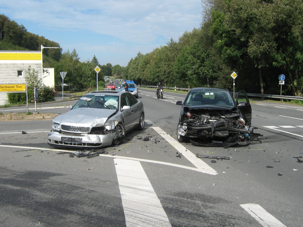 POL-HOL: Fünf Verletzte bei Unfall in Delligsen / Zwei Autos Schrott / Helfen bauliche Veränderungen?