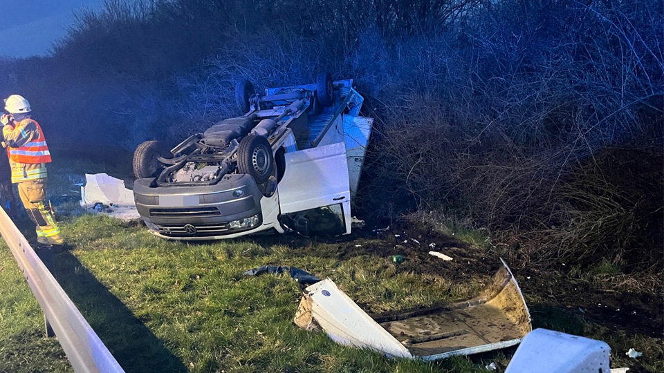 POL-MS: Kleintransporter überschlägt sich bei Unfall auf A1 - Polizei sucht Zeugen