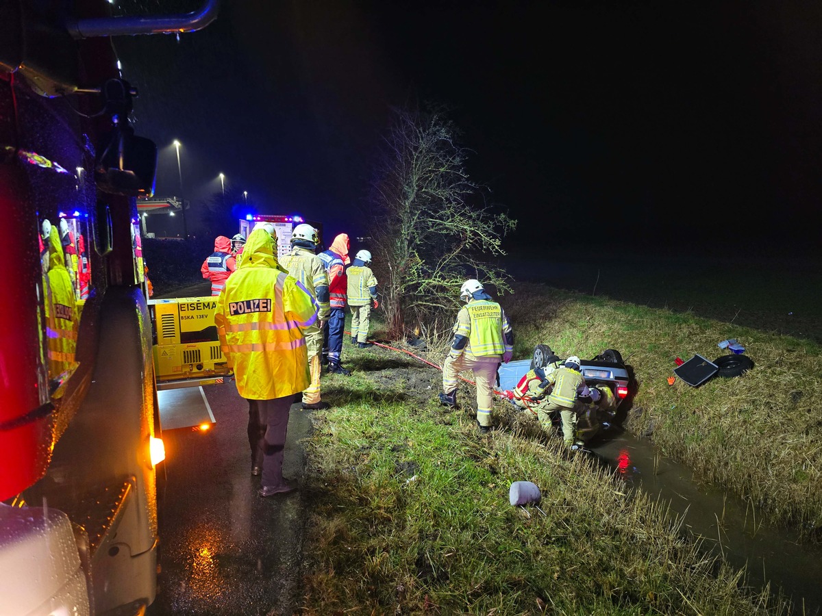 FW Lehrte: Verkehrsunfall: PKW nach überschlag im Graben - Person eingeschlossen