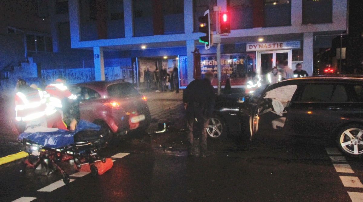 POL-HM: Kollision auf der Kaiserstraße - zwei Autofahrer verletzt (Zeugenaufruf)