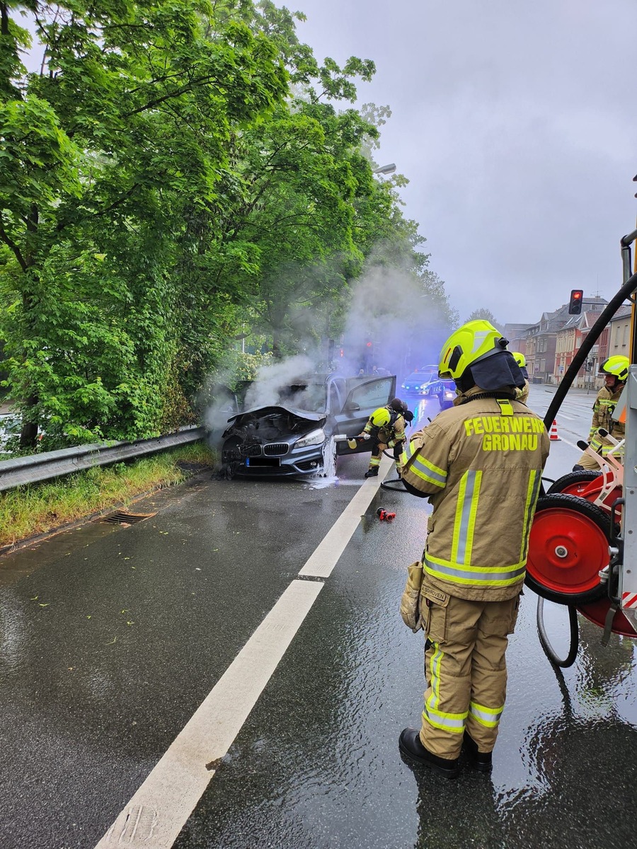 FW Gronau: Fahrzeugbrand auf der Hermann-Ehlers-Straße