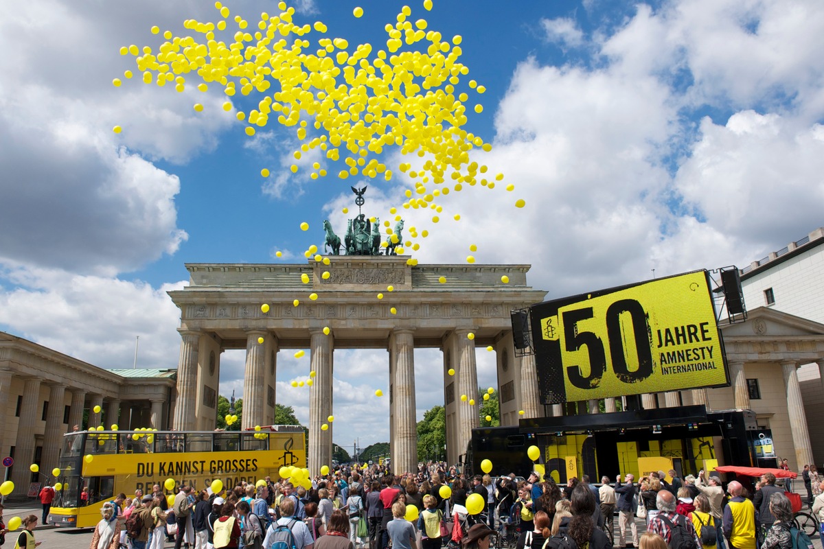 50 Jahre Amnesty International am Brandenburger Tor: Prominente Unterstützer sammeln Unterschriften für Inhaftierte (mit Bild)