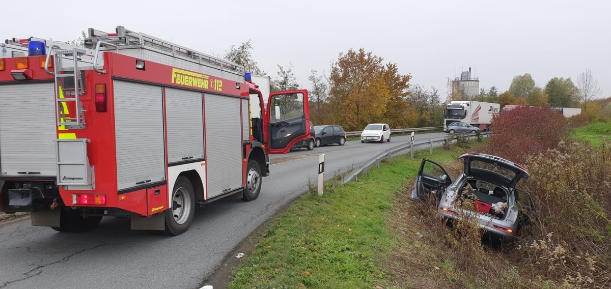 FW-WRN: TH_PERSON_KLEMMT - LZ1 - LG4 - PKW aus Kurve geflogen / 1 Person eingeklemmt