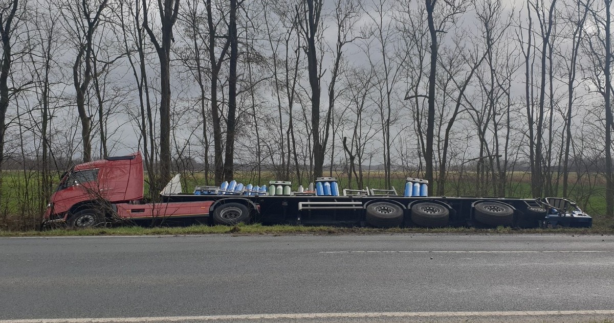 POL-CUX: Verkehrsunfall mit Gefahrgut auf der B 6 zwischen Bremerhaven und Nesse