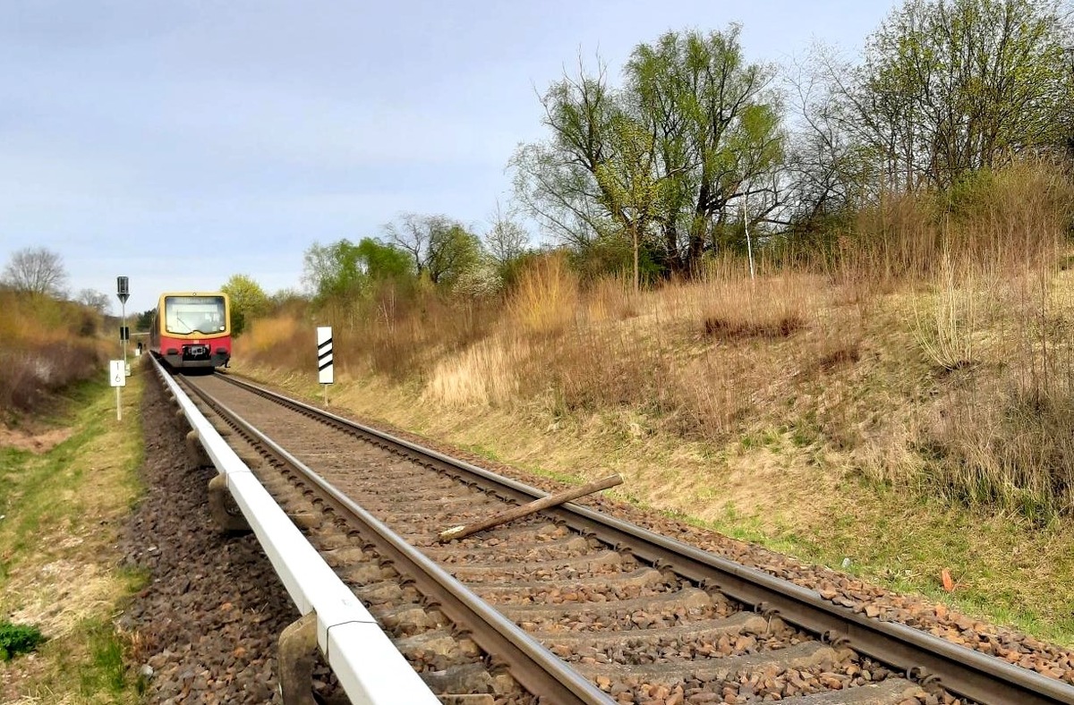 BPOLD-B: Spielende Kinder an S-Bahnstrecke