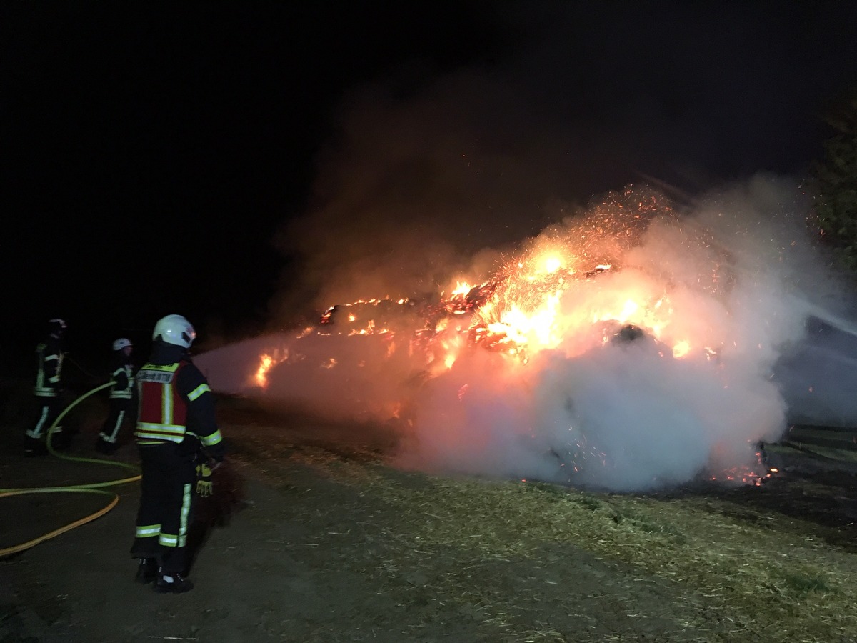 FW Mettmann: Brennende Strohmiete ruft Feuerwehr auf den Plan