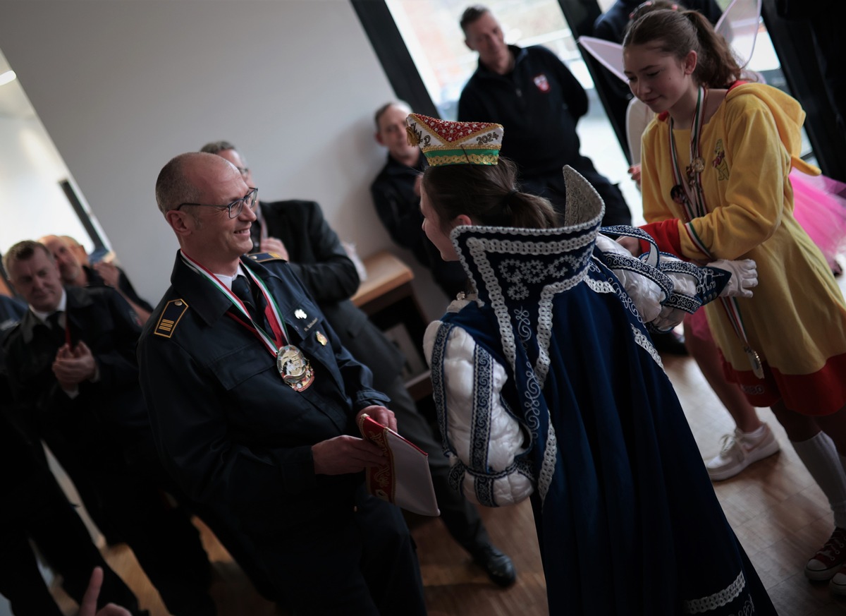 FW Ratingen: Immer wieder Karnevalsfreitags - Besuch auf der Hauptfeuer- und Rettungswache Ratingen