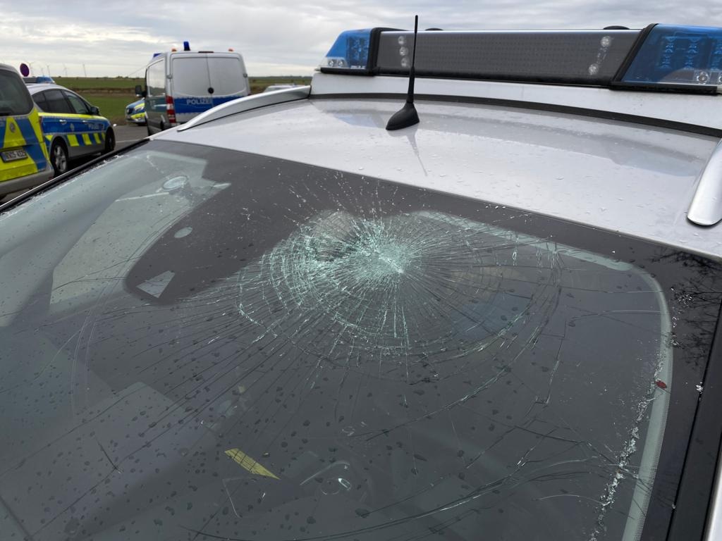 POL-AC: Polizeieinsatz am Tagebau Garzweiler: Steinewerfer greifen Einsatzkräfte an - fünf Tatverdächtige festgenommen