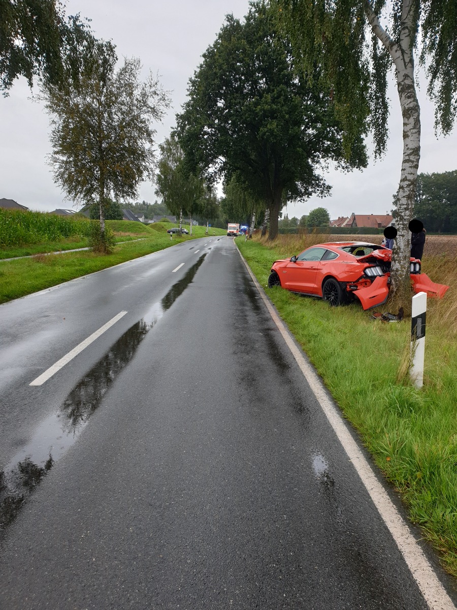 POL-ROW: Ford Mustang auf regennasser Fahrbahn in den Gegenverkehr gerutscht