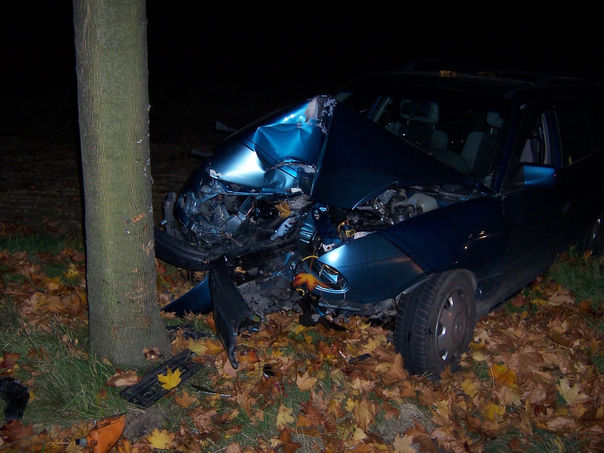 POL-HOL: Kreisstraße 97 zwischen Scharfoldendorf und Holzen: Betrunken und ohne Fahrerlaubnis frontal gegen Baum - 28jähriger PKW-Fahrer schwer verletzt -