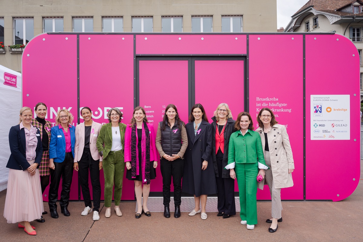 Brustkrebs-Aufklärungsaktion im PINK CUBE in Bern - heute und morgen I FOTOS