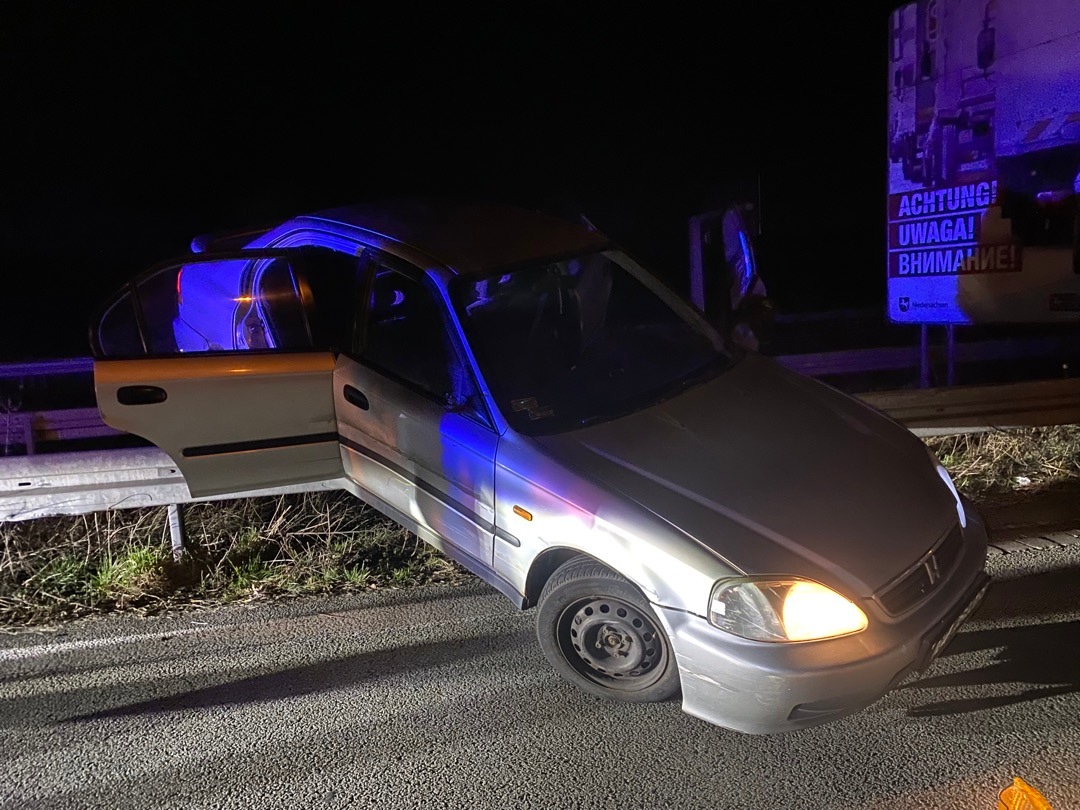 POL-H: Bundesautobahn (BAB) 2: Unbekannte Person tankt einen Honda Civic ohne zu bezahlen und prallt auf der Flucht gegen einen VW-Transporter