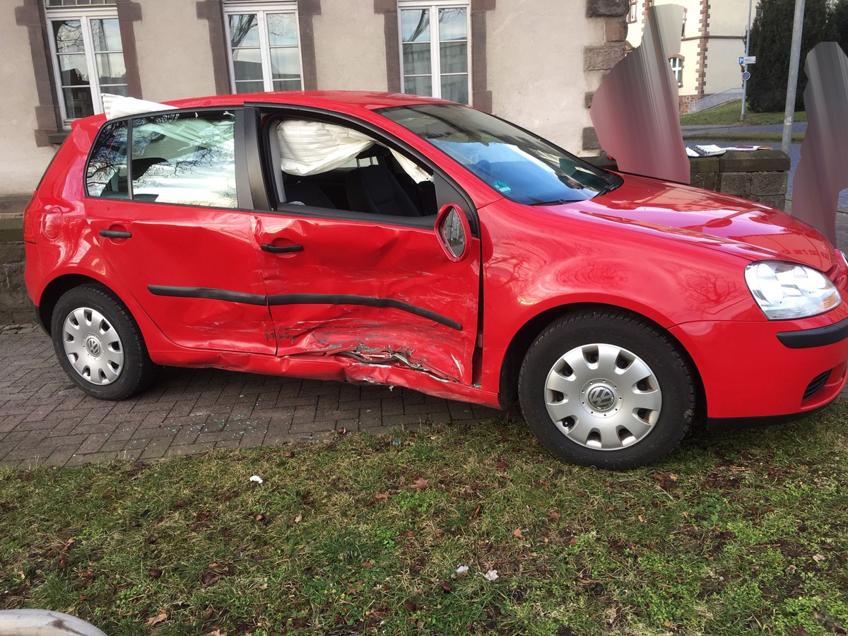 POL-KS: Kassel: Unfall auf Ludwig-Mond-Straße mit 12.000 Euro Schaden im Berufsverkehr