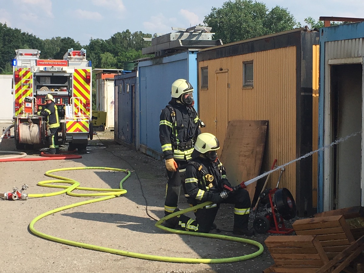 FW Dinslaken: Containerbrand auf der Thyssenstrasse