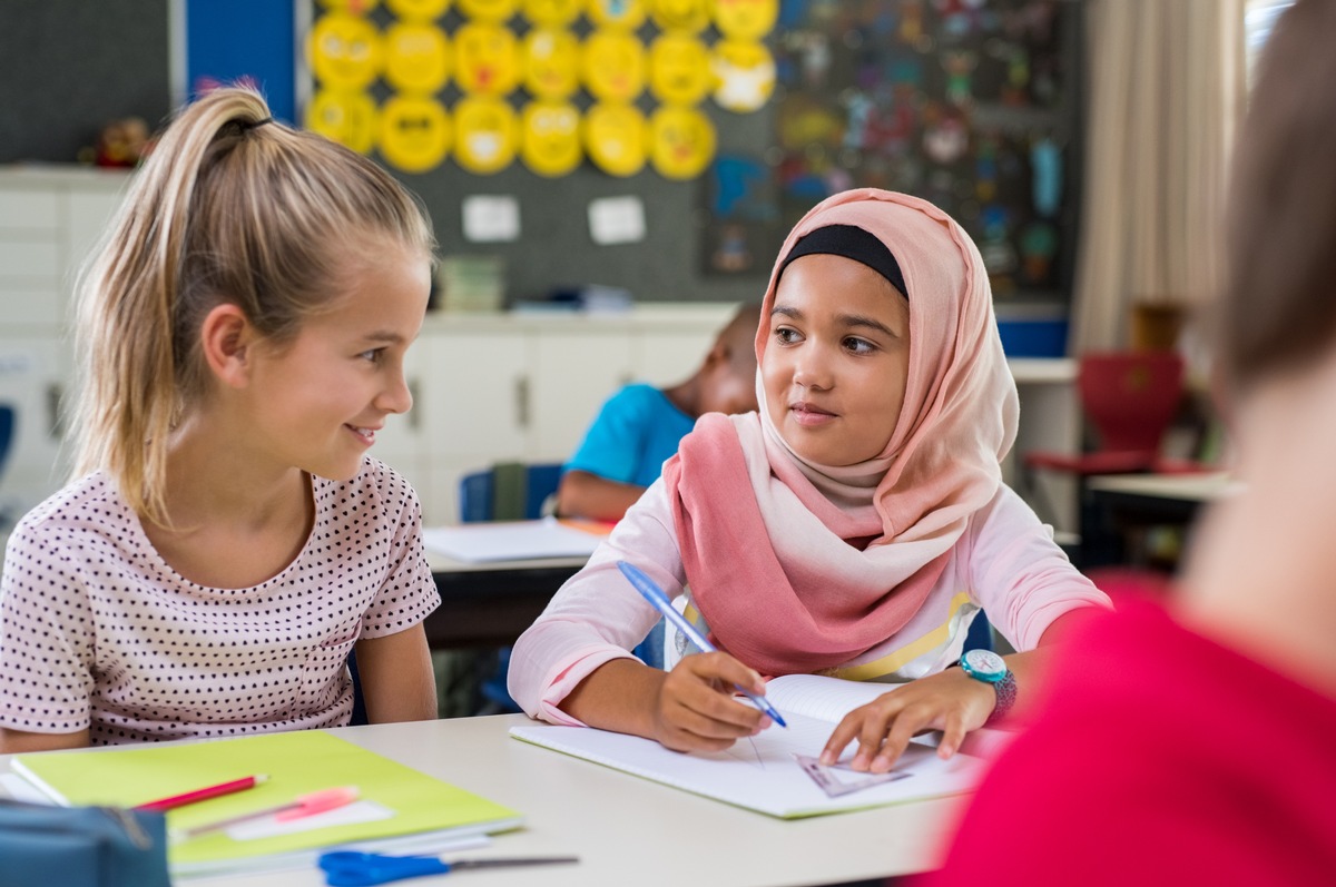 Flüchtlinge sind bei Kindern willkommen / LBS-Kinderbarometer: Die Mehrheit hat Freunde anderer Nationalitäten