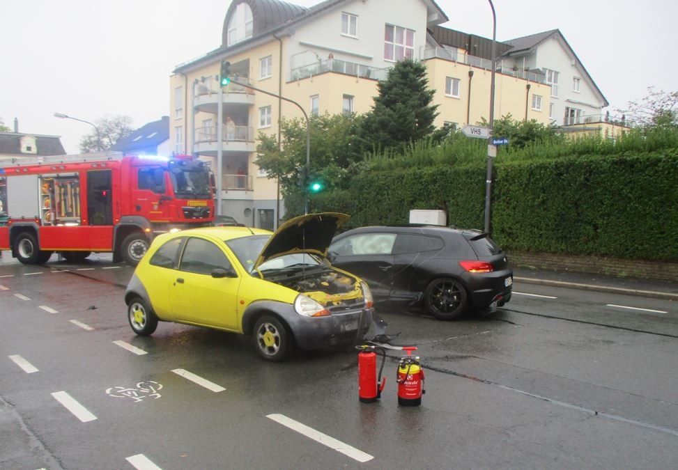 POL-RBK: Wermelskirchen - Vier verletzte Personen bei Verkehrsunfall am Montagabend