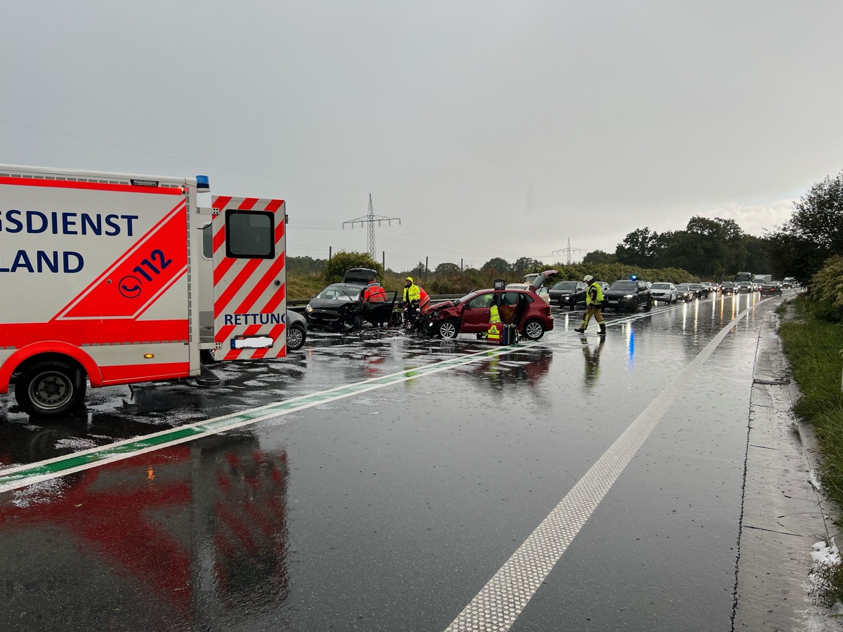 POL-WHV: Schwerer Verkehrsunfall auf B210 aufgrund Hagelschauers