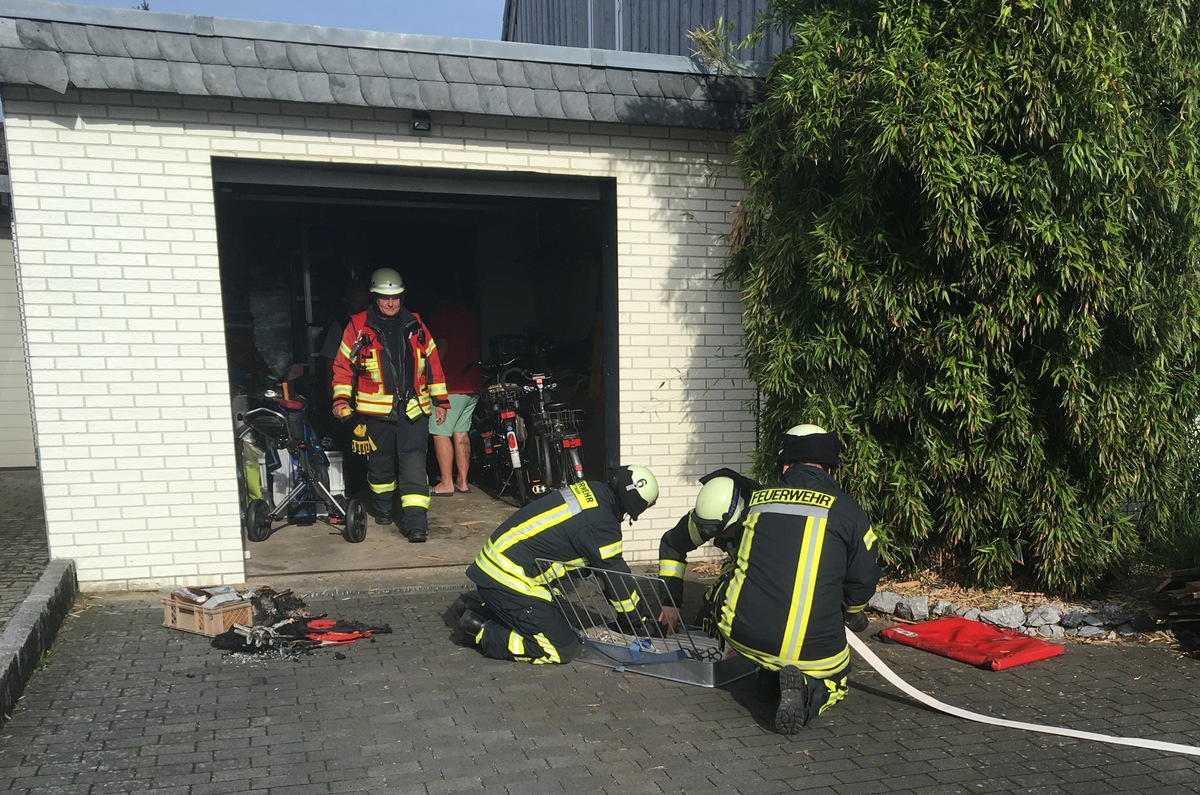 FW Mettmann: Rauchentwicklung aus Garage