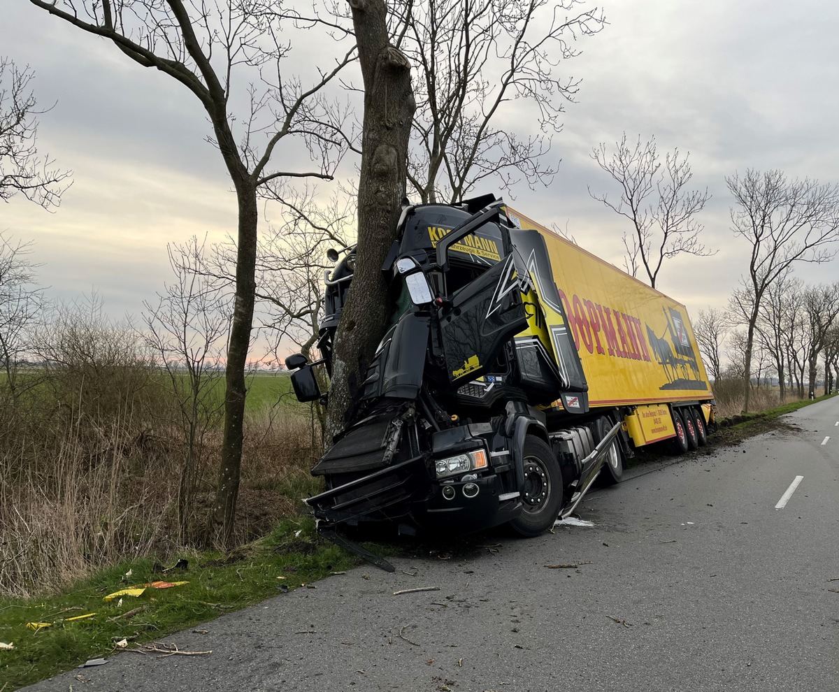 POL-AUR: Sattelschlepper kommt von der Fahrbahn ab und kollidiert mit einem Baum