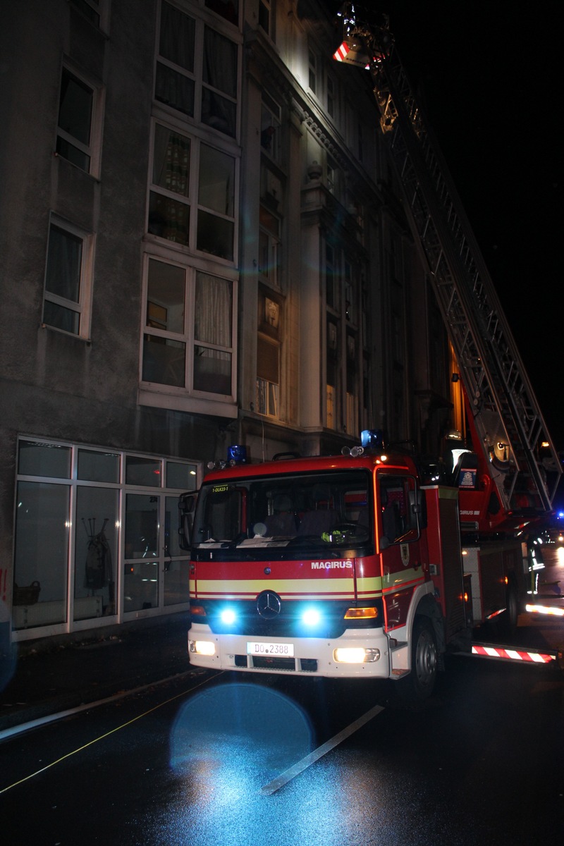 FW-DO: 28.11.2019 FEUER IN NÖRDLICHER INNENSTADT Bewohner mit Fluchthaube gerettet