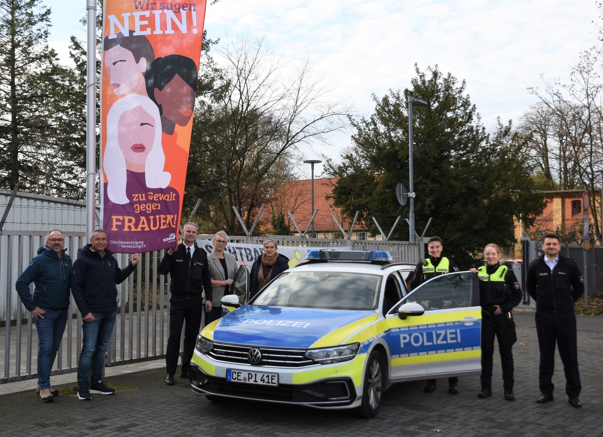 POL-CE: Polizeiinspektion Celle hisst orangene Fahne als Zeichen gegen Gewalt an Frauen