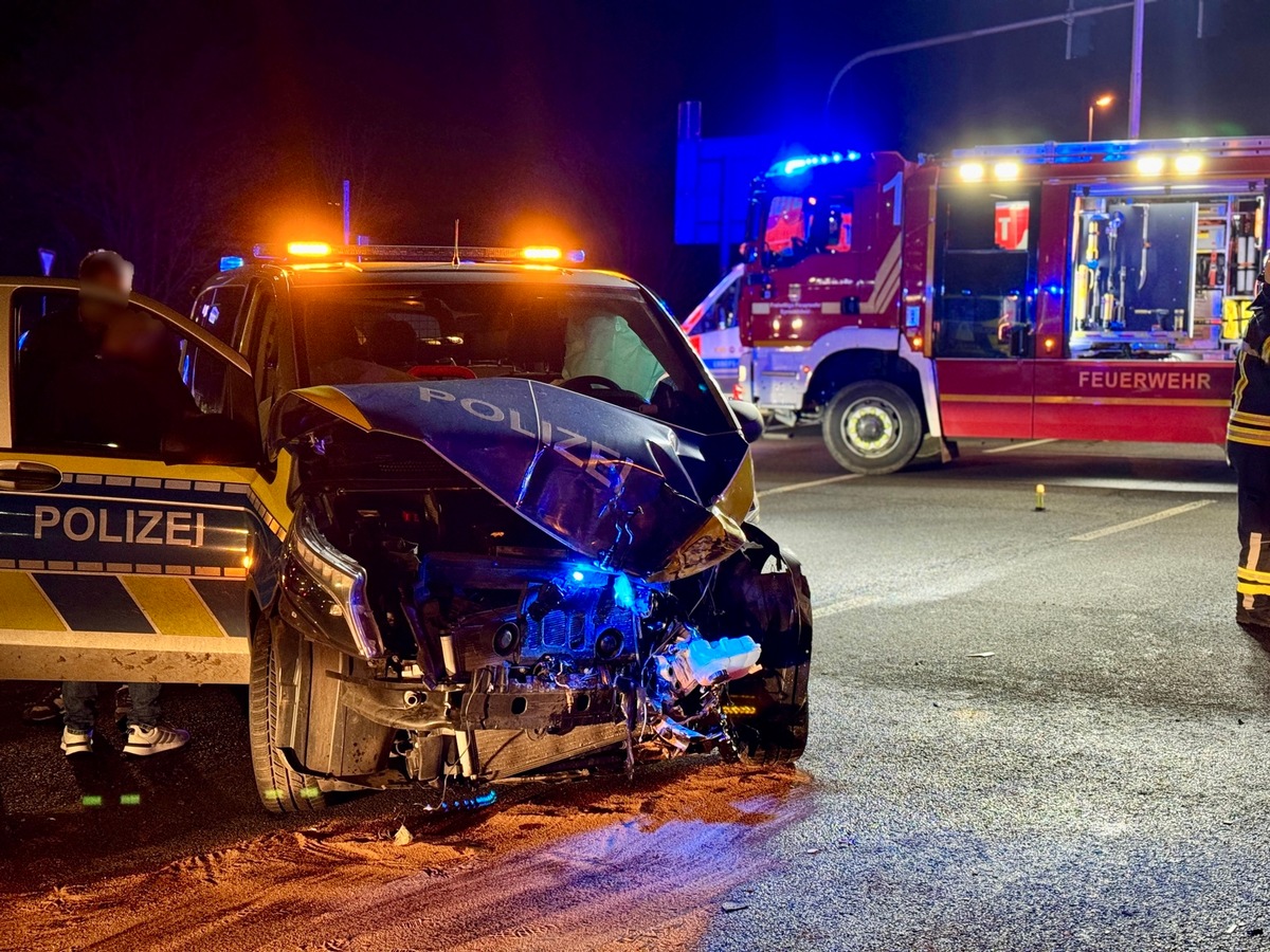 FW-EN: Verkehrsunfall zwischen Polizeifahrzeug und Linienbus