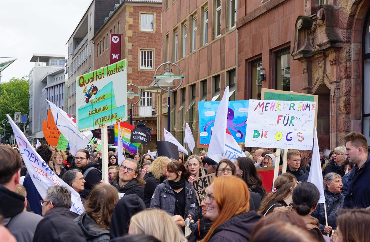 Protestmarsch gegen den „Ausverkauf der sozialen Landschaft in NRW“ - Freie Wohlfahrtspflege rückt existenzielle Notlage der Kitas in den Fokus