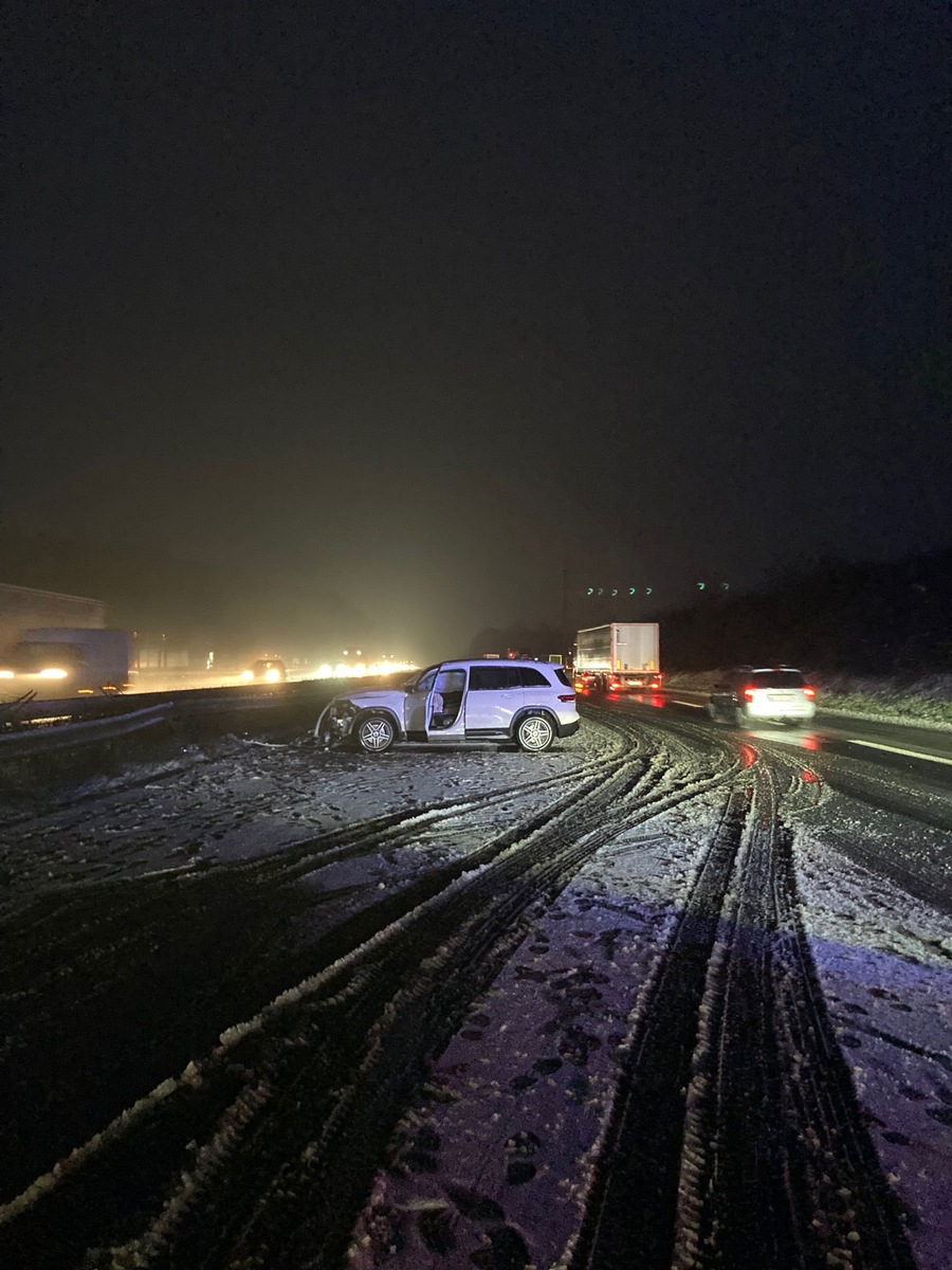 POL-BI: SUV schleudert über schneebedeckte Fahrbahn