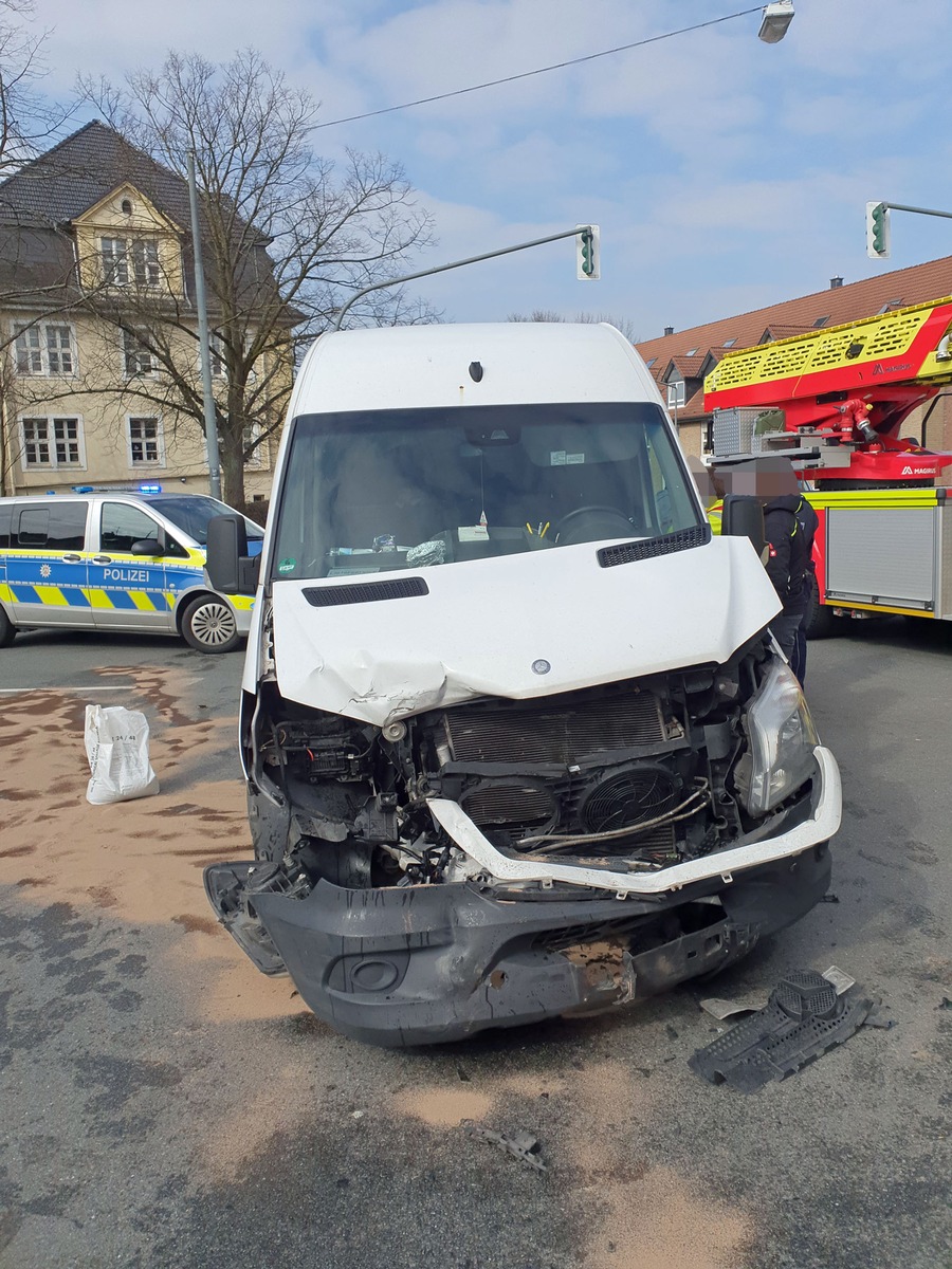 POL-ME: Zusammenstoß im Kreuzungsbereich fordert zwei Leichtverletzte und hohen Sachschaden - Ratingen - 2103116