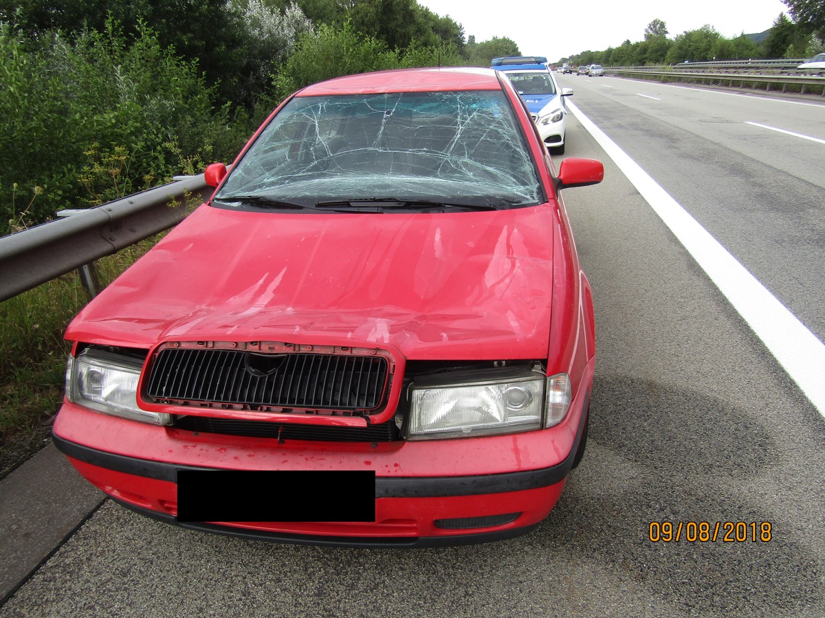 POL-PDKL: A6, Landstuhl, Motorhaube öffnet sich während der Fahrt