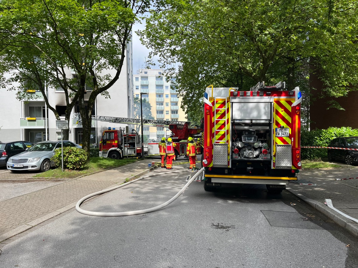 FW-Heiligenhaus: Feuer und Menschenrettung in Mehrfamilienhaus