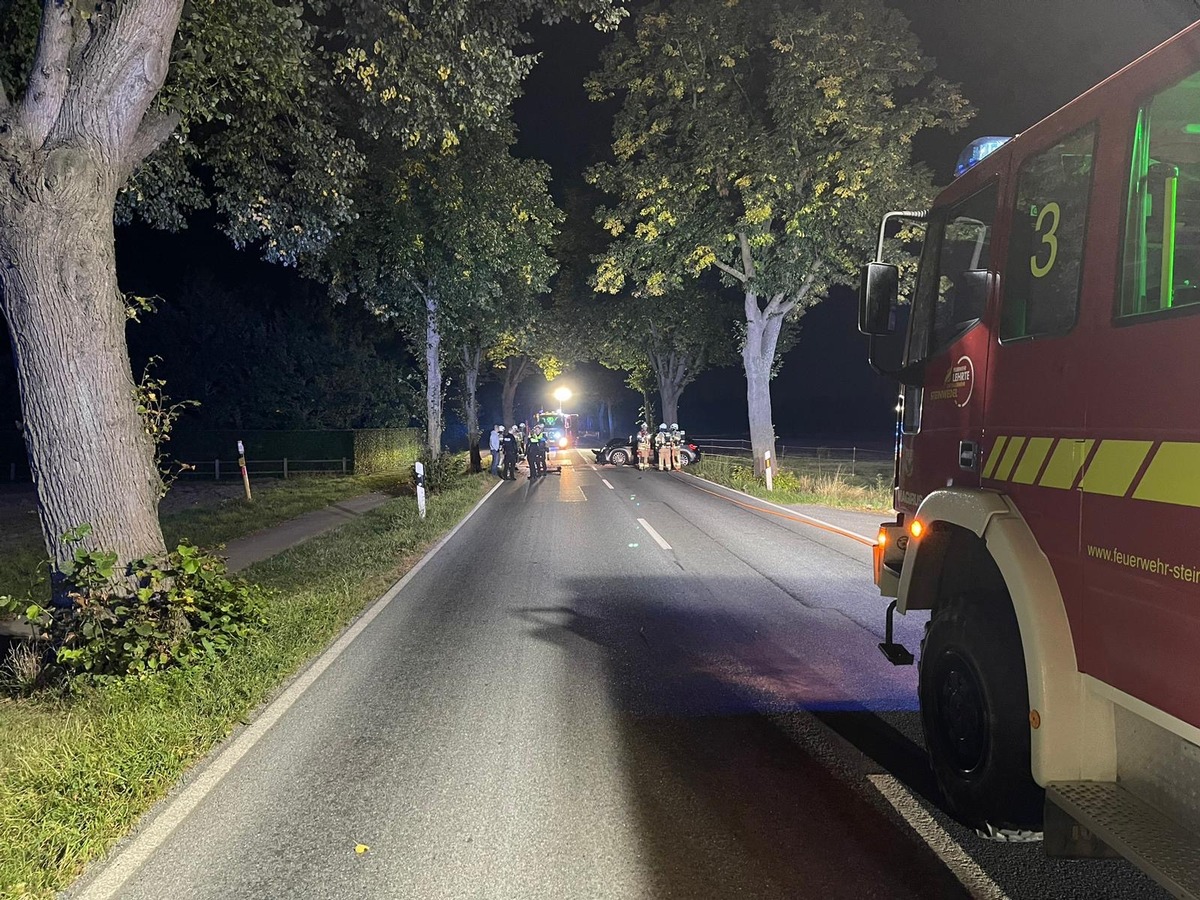 FW Lehrte: PKW fährt gegen Baum