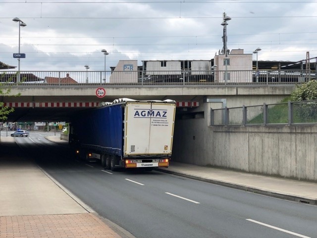 POL-CE: Verkeilter Sattelzug unter Brücke