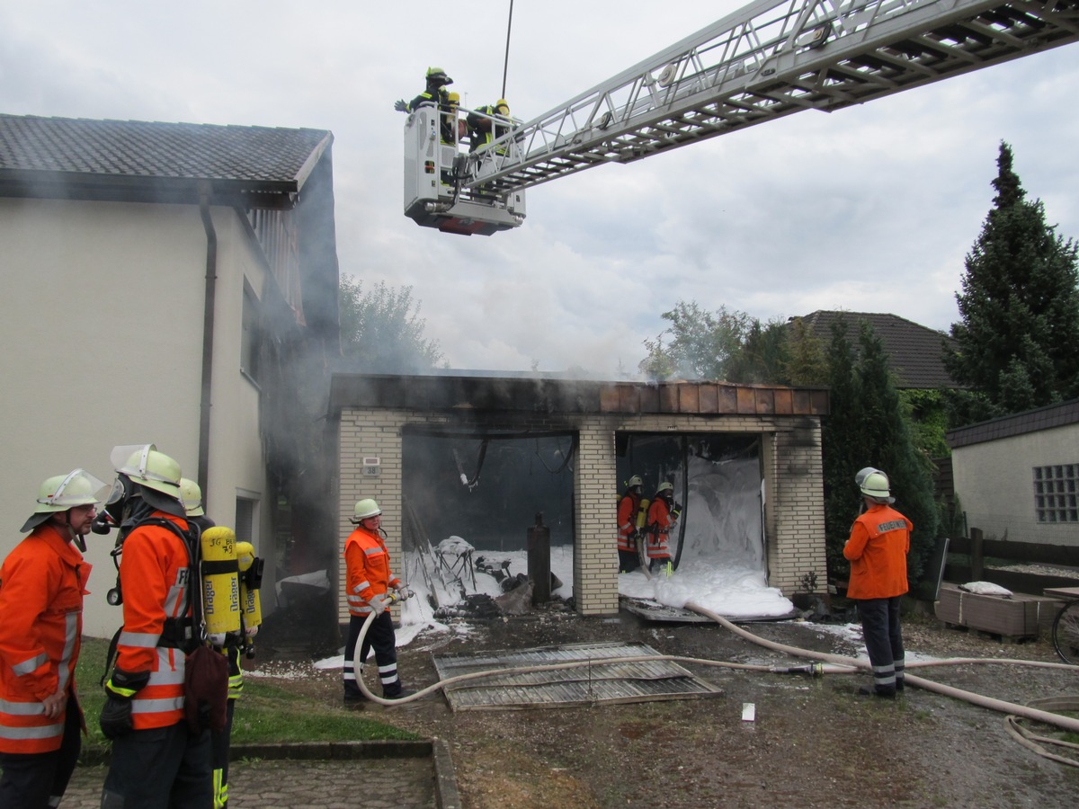 POL-HOL: Bevern - Rotdornstraße: 80.000,-- EUR Schaden bei Garagenbrand -Harley Davidson verbrannt / Gebäudeschaden auch am Wohnhaus-