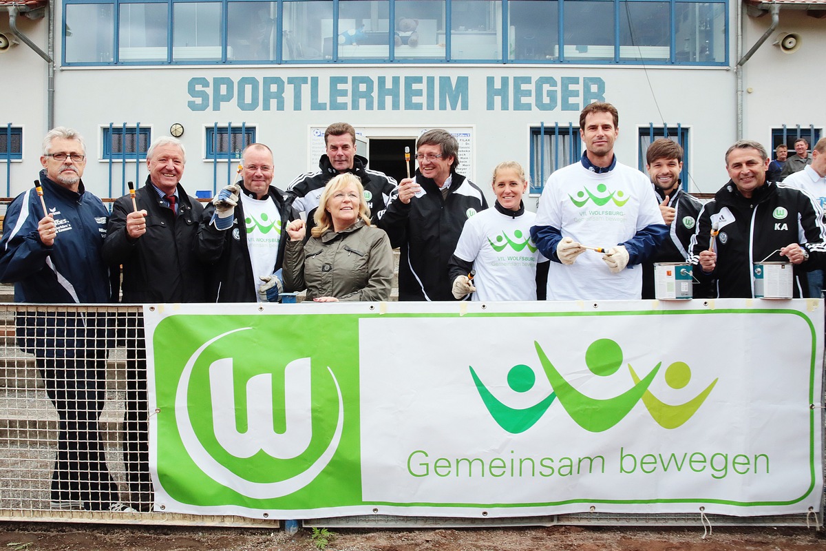 VfL Wolfsburg-Presseservice: VfL Wolfsburg unterstützt vom Hochwasser betroffenen TSG Calbe / Auch Klaus Allofs und Dieter Hecking packen tatkräftig an / Über 100 VfLer vor Ort