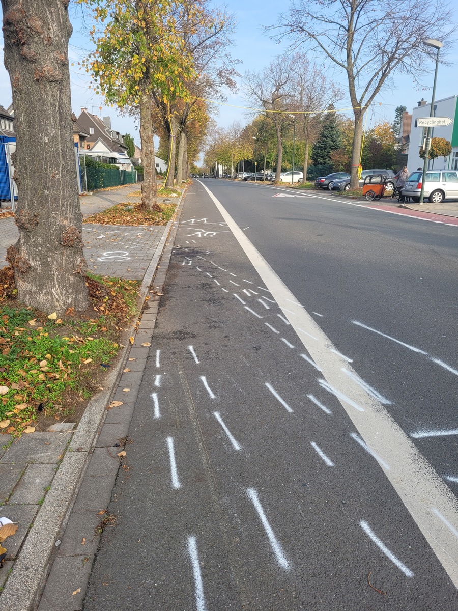 POL-D: Düsseldorf Lohausen - Schwerer Verkehrsunfall - Fahrradfahrer tödlich verletzt - Motorradfahrer und Sozia schwer verletzt