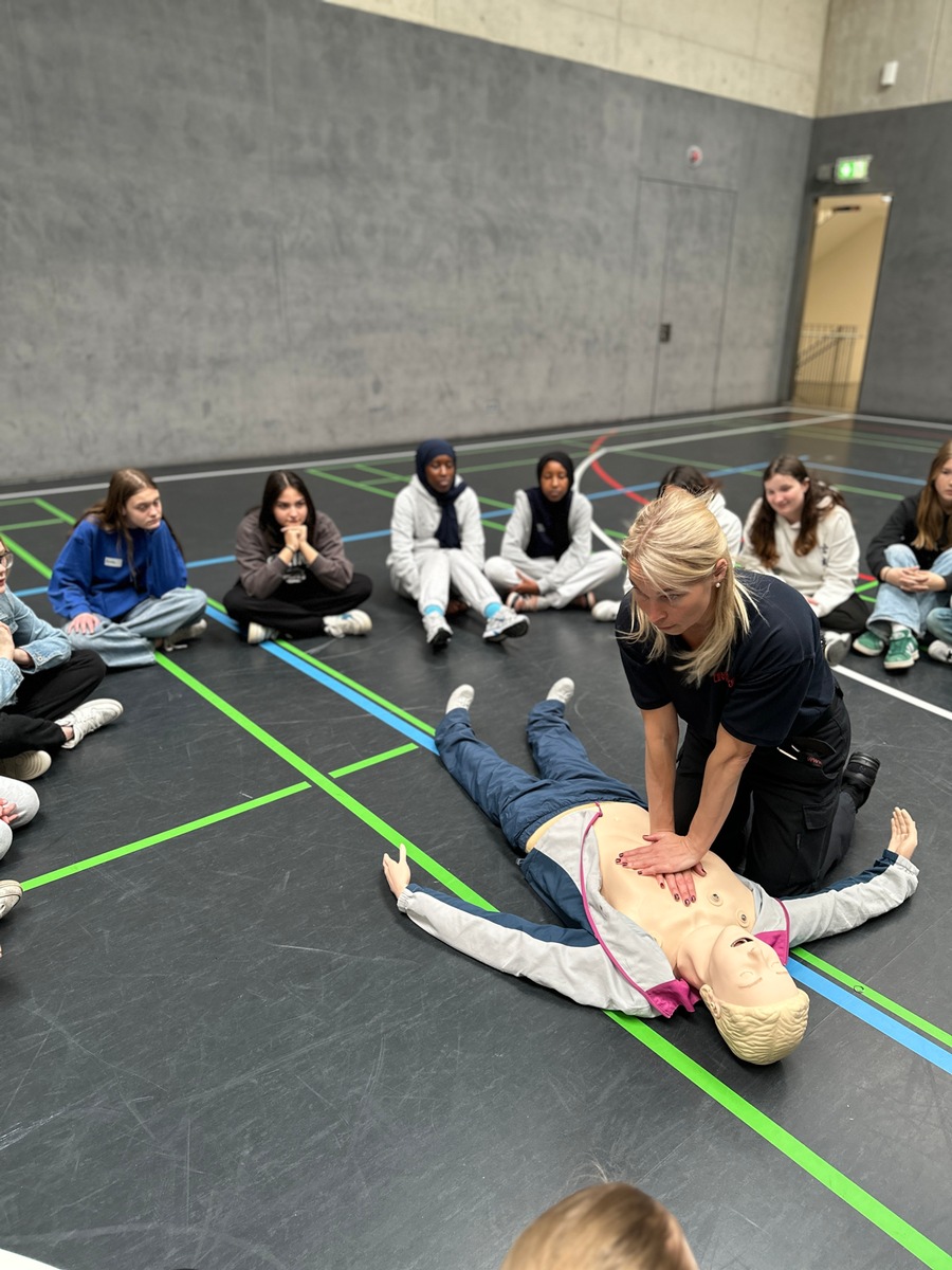 FW-LEV: Girls&#039;Day 2024: 24 Mädchen erkunden die spannende Perspektiven bei der Feuerwehr Leverkusen