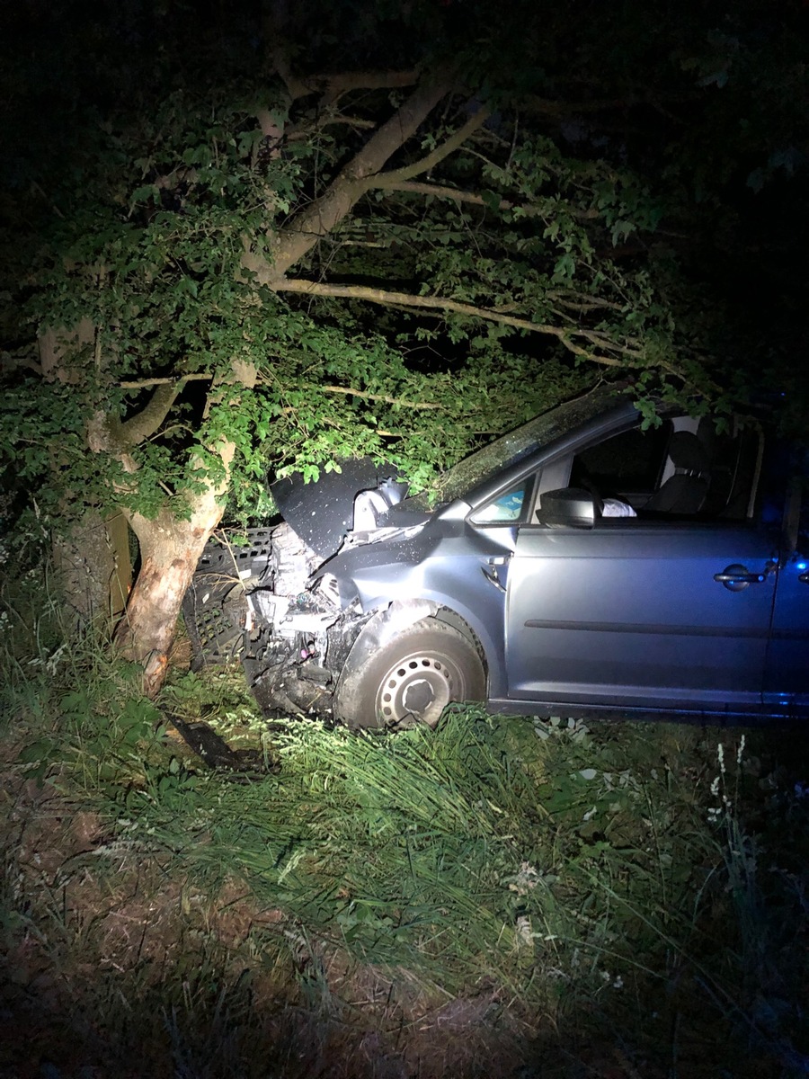 POL-HA: 20-Jähriger fährt alkoholisiert und unter Drogeneinfluss gegen Baum