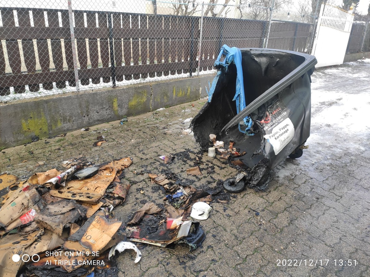 POL-PDLD: Feuer zerstört zwei Gartenhäuser und beschädigt eine Garage