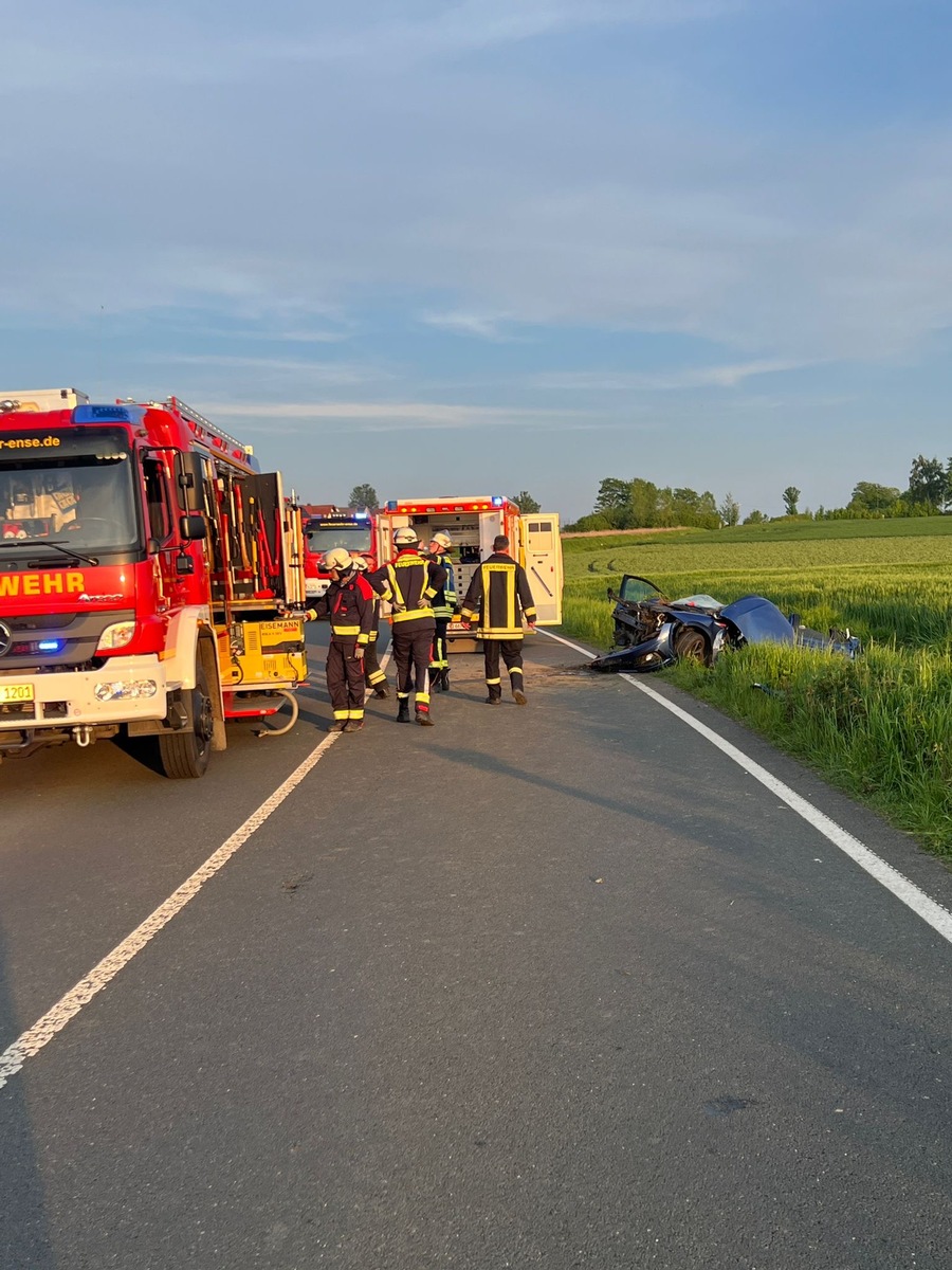 FW Ense: Schwerer Verkehrsunfall in Ense-Ruhne