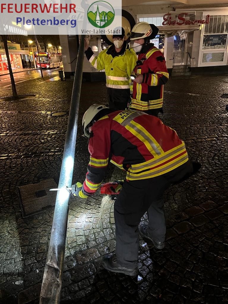 FW-PL: Linienbus touchiert Straßenlaterne am Maiplatz